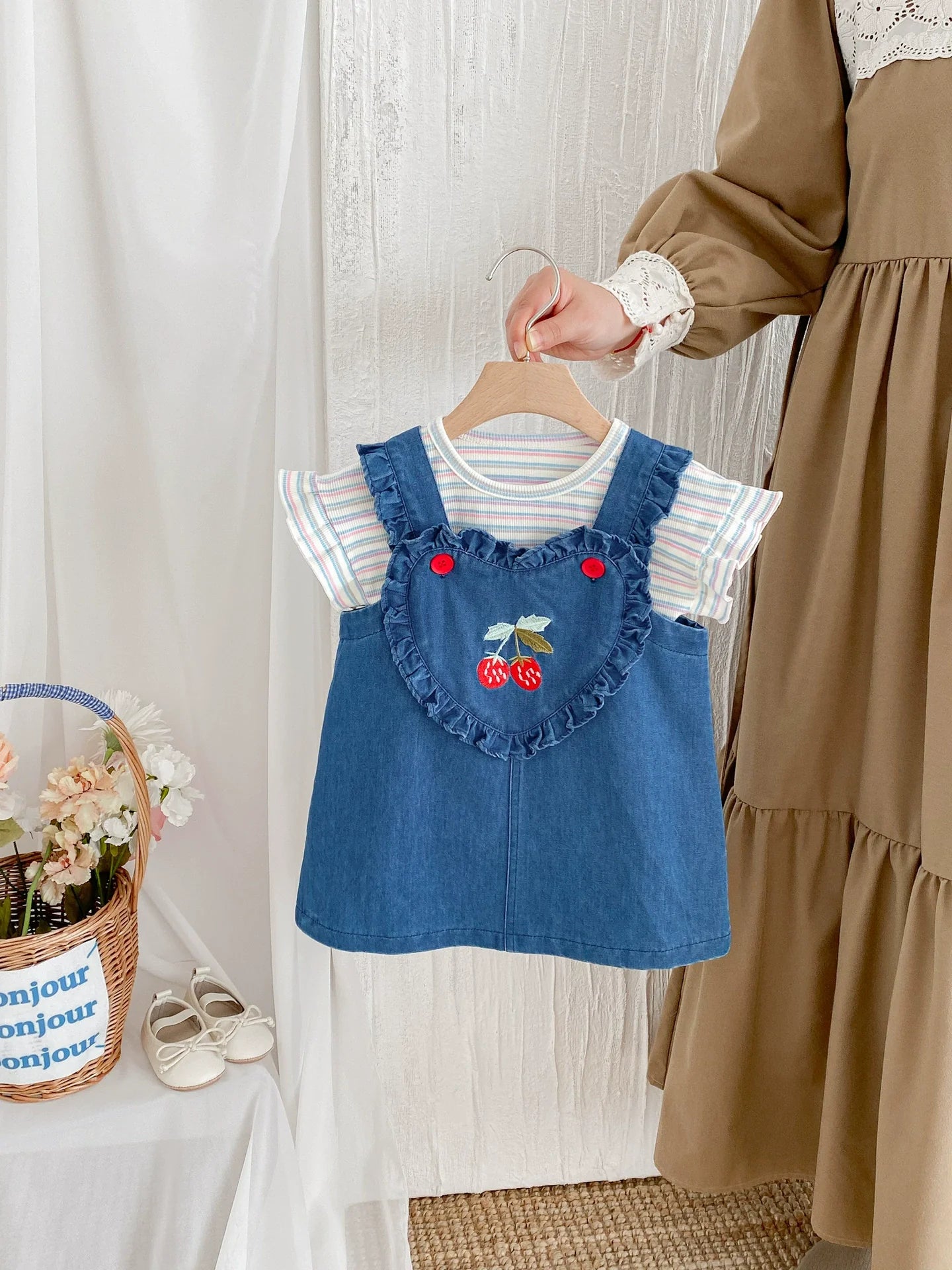 Jardineira Infantil Jeans Cerejinhas